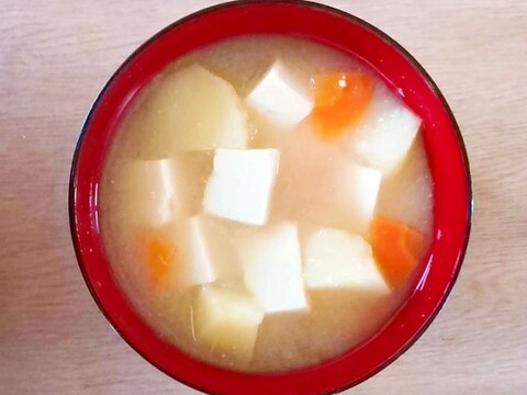 じゃが芋と豆腐と人参の味噌汁